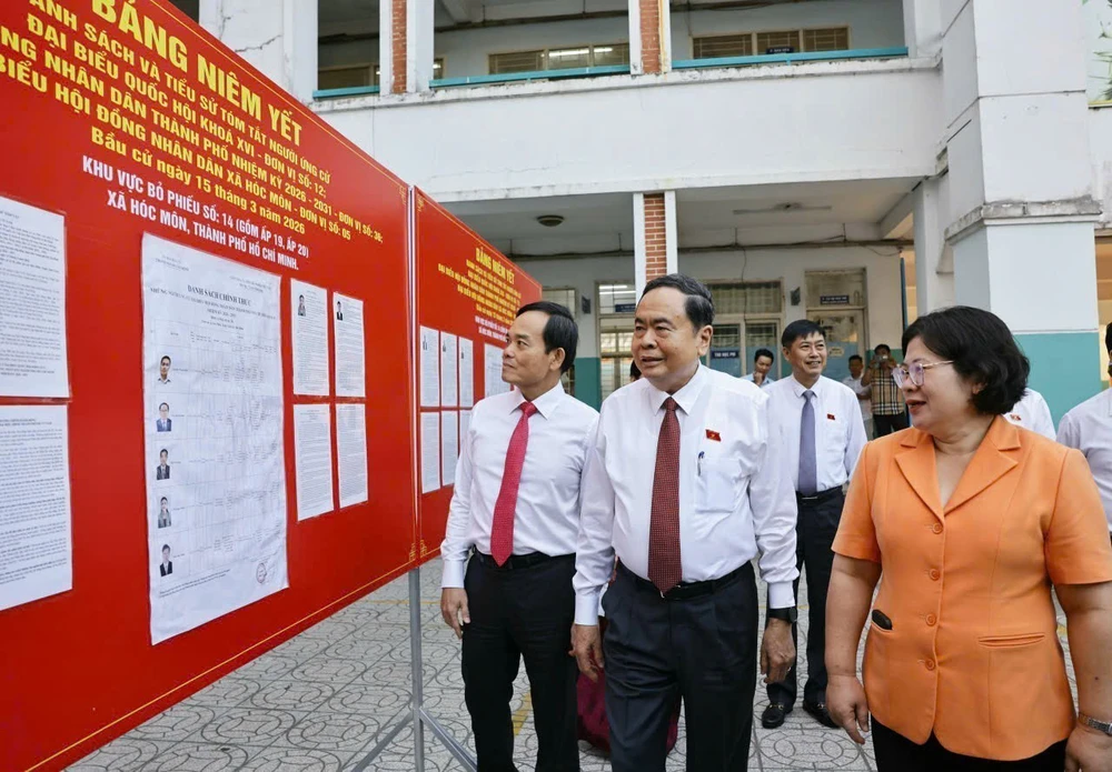 Cử tri cả nước thực hiện quyền và nghĩa vụ thiêng liêng của công dân