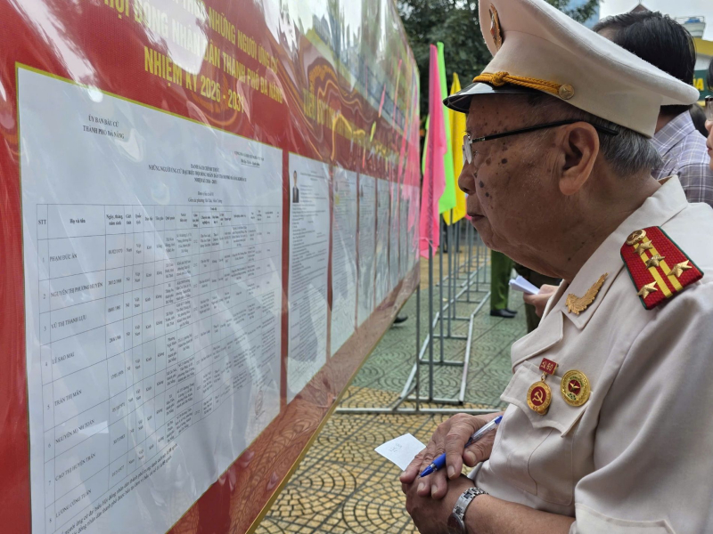 Cử tri cả nước thực hiện quyền và nghĩa vụ thiêng liêng của công dân