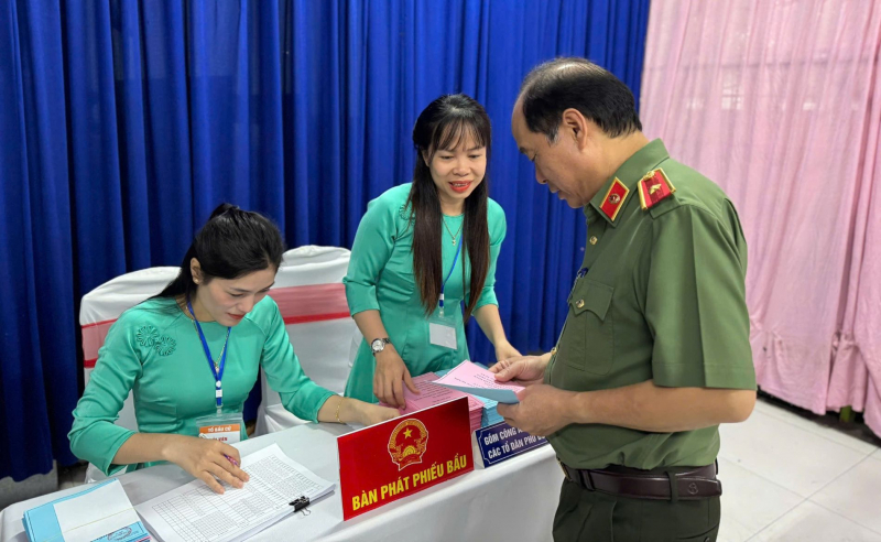 Cử tri cả nước thực hiện quyền và nghĩa vụ thiêng liêng của công dân