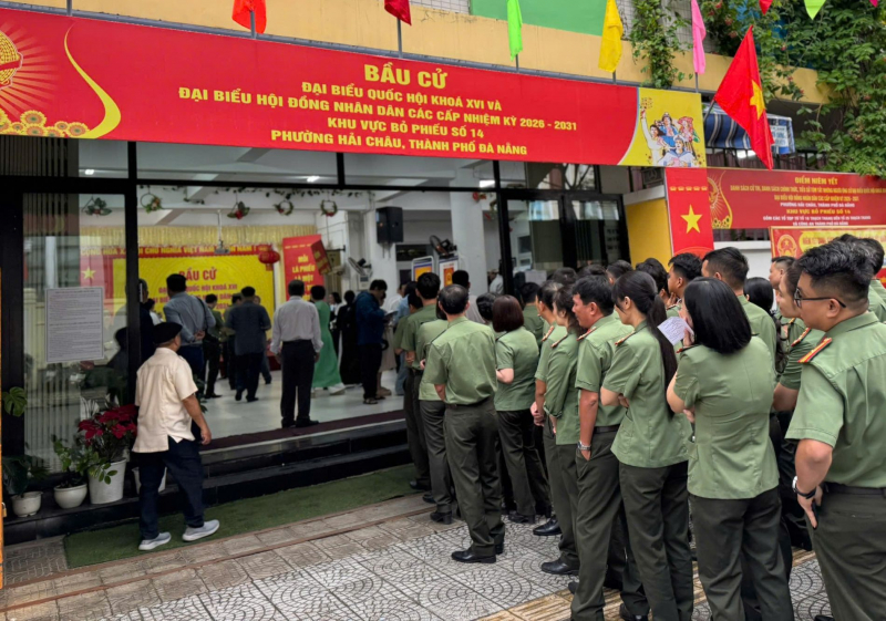 Cử tri cả nước thực hiện quyền và nghĩa vụ thiêng liêng của công dân