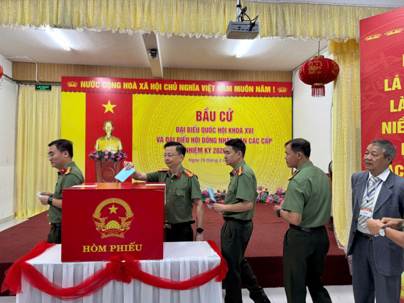 Cử tri cả nước thực hiện quyền và nghĩa vụ thiêng liêng của công dân