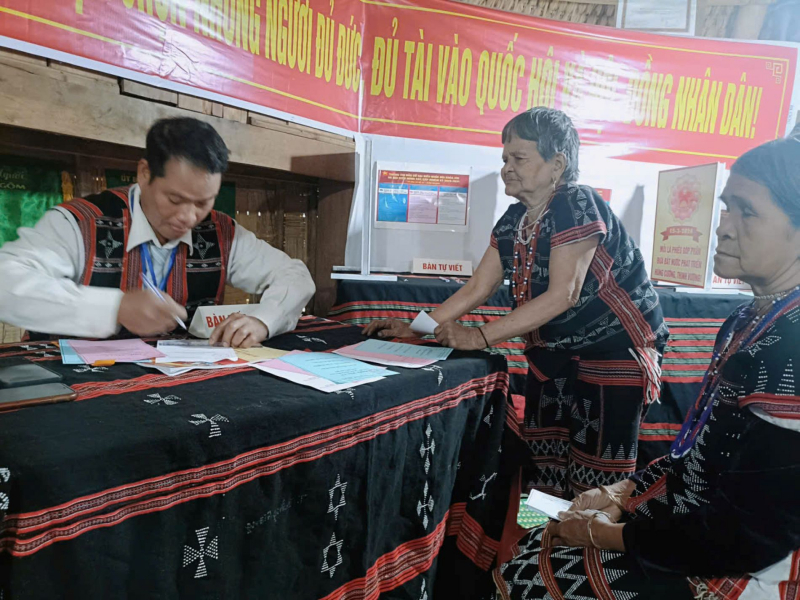 Cử tri cả nước thực hiện quyền và nghĩa vụ thiêng liêng của công dân