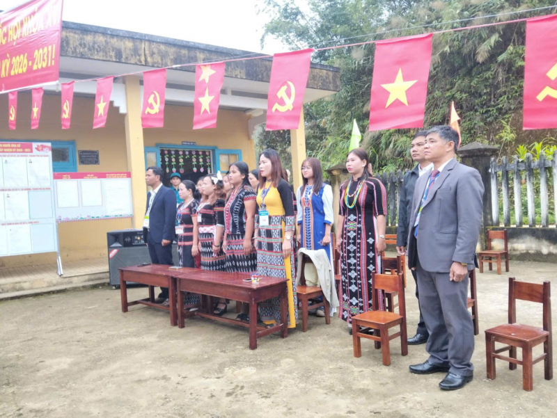 Cử tri cả nước thực hiện quyền và nghĩa vụ thiêng liêng của công dân