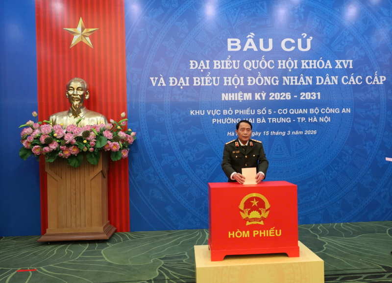 Cử tri cả nước thực hiện quyền và nghĩa vụ thiêng liêng của công dân