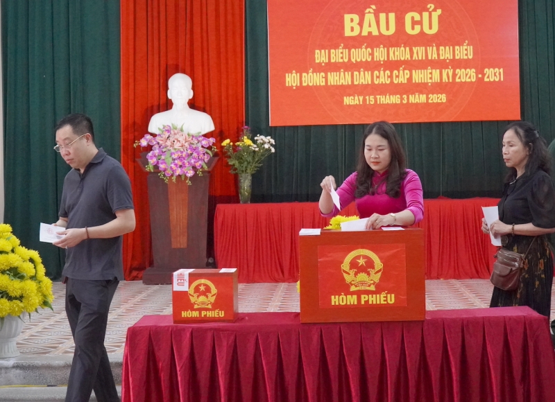 Cử tri cả nước thực hiện quyền và nghĩa vụ thiêng liêng của công dân