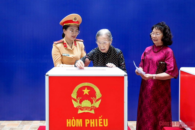 Cử tri cả nước thực hiện quyền và nghĩa vụ thiêng liêng của công dân