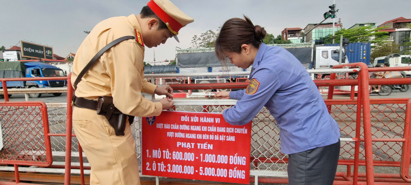 Cảnh sát giao thông Hà Nội gắn biển tuyên truyền bảo đảm trật tự ATGT đường sắt -0