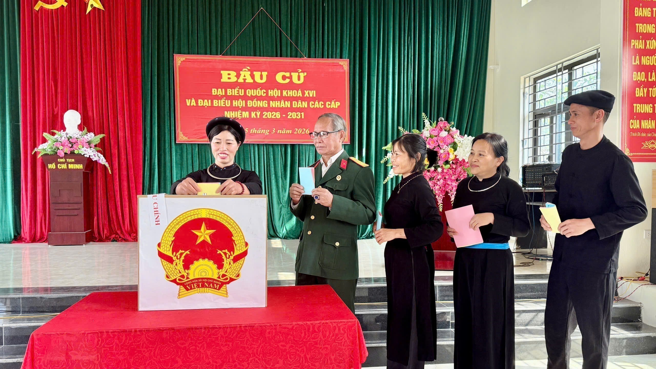 Bầu cử Quốc hội và HĐND: Những dấu ấn của một kỳ bầu cử thành công - Ảnh 4.