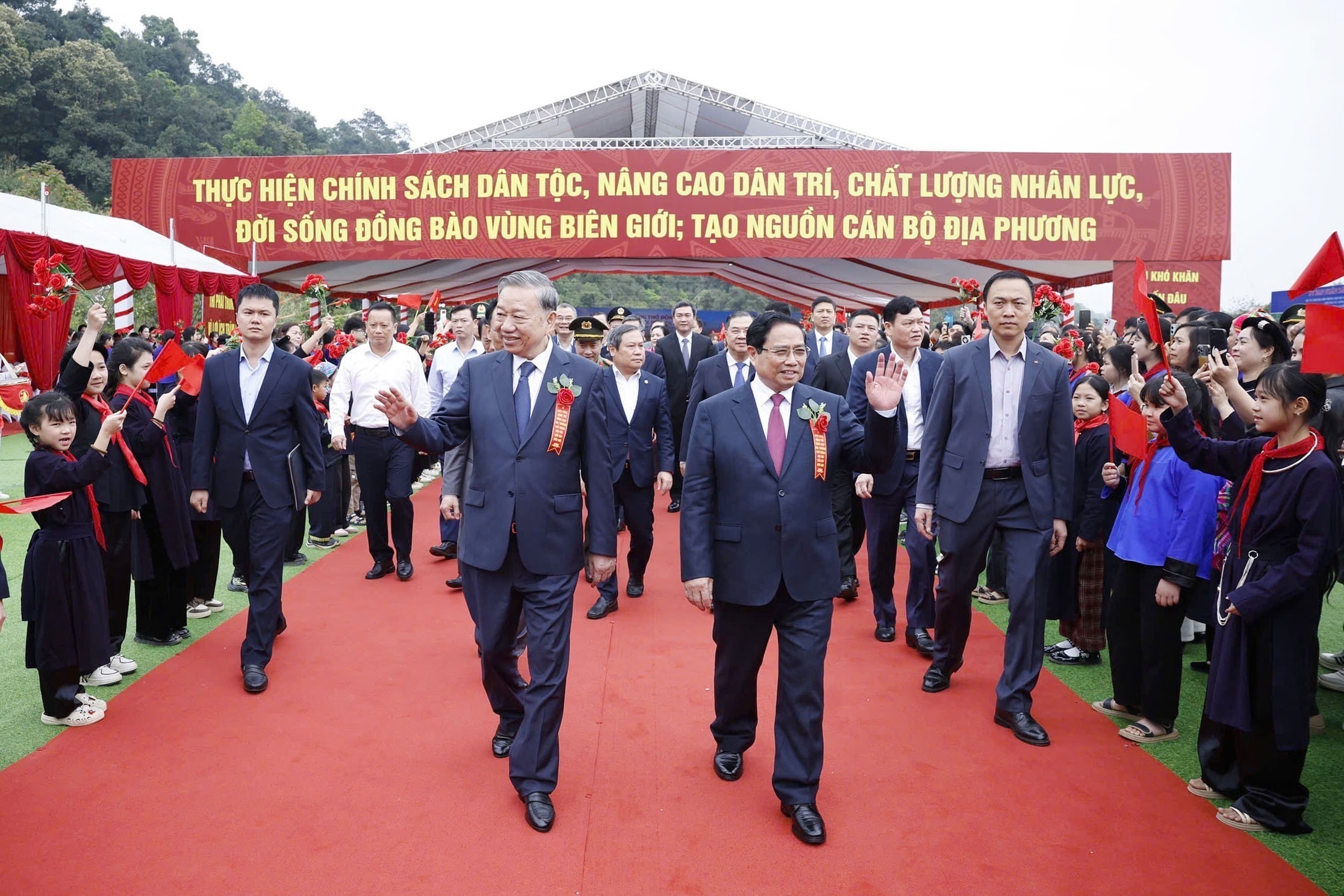 Tổng Bí thư và Thủ tướng dự Lễ khởi công, động thổ đồng loạt các trường nội trú liên cấp biên giới