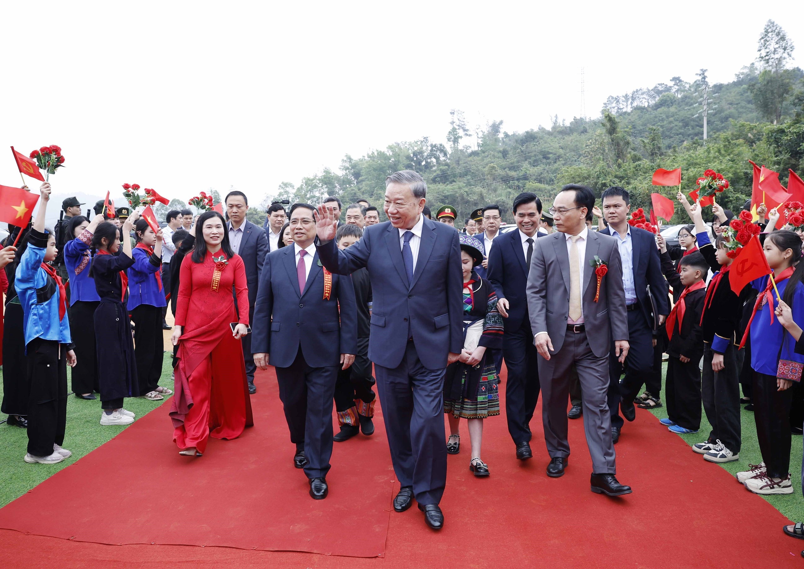 Tổng Bí thư và Thủ tướng dự Lễ khởi công, động thổ đồng loạt các trường nội trú liên cấp biên giới - Ảnh 1.