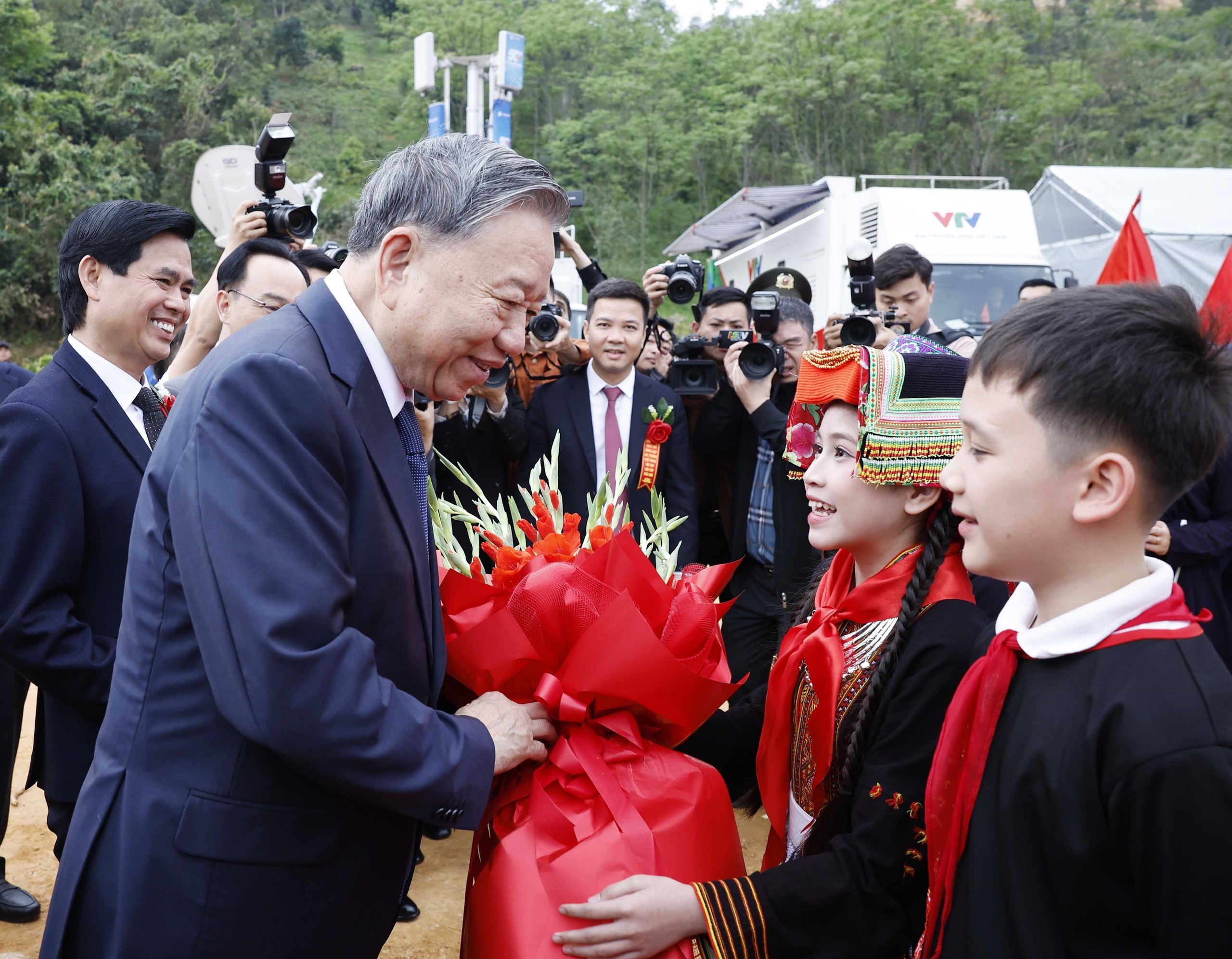Tổng Bí thư và Thủ tướng dự Lễ khởi công, động thổ đồng loạt các trường nội trú liên cấp biên giới - Ảnh 4.