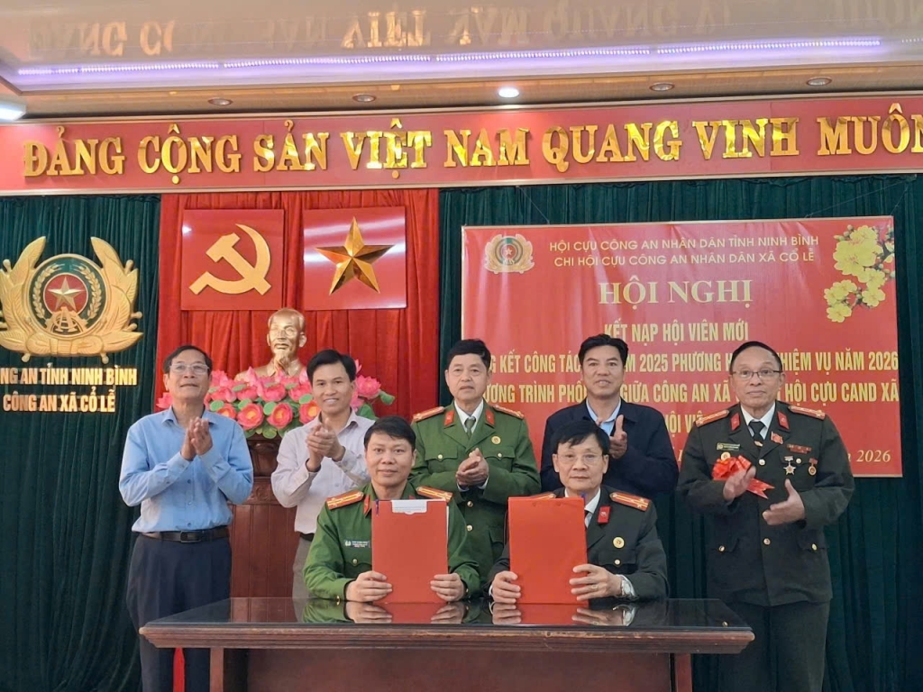 Ninh Bình: Chi hội Cựu CAND xã và Công an xã Cổ Lễ ký kết Chương trình phối hợp trong công tác bảo đảm an ninh, trật tự