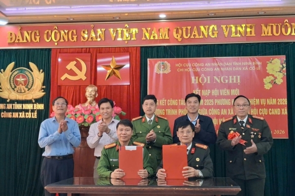 Ninh Bình: Chi hội Cựu CAND xã và Công an xã Cổ Lễ ký kết Chương trình phối hợp trong công tác bảo đảm an ninh, trật tự