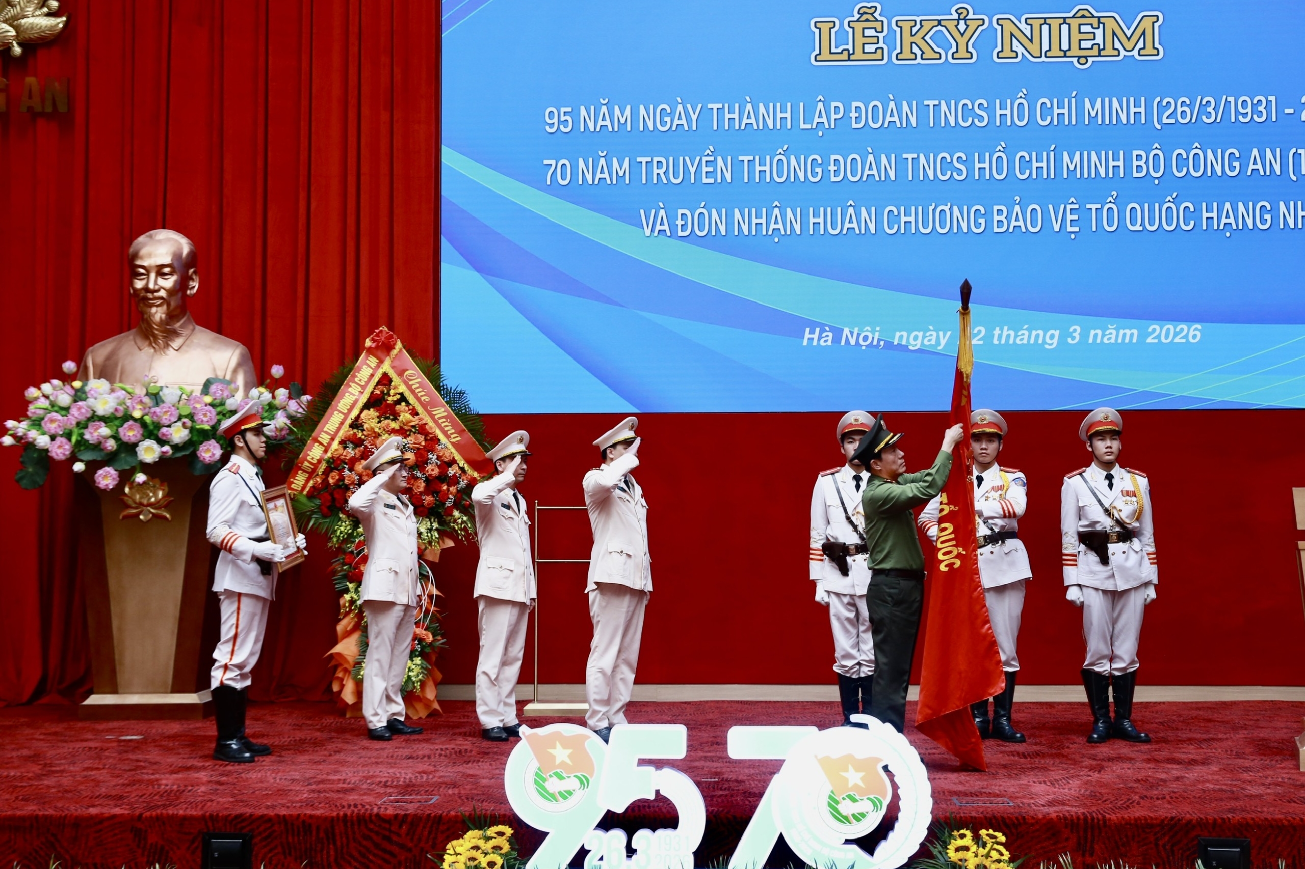 Đoàn Thanh niên Bộ Công an đón nhận Huân chương Bảo vệ Tổ quốc hạng Nhất