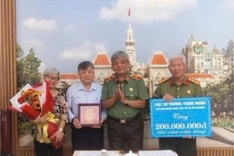 Luật sư Trương Trọng Nghĩa cùng Phu nhân ủng hộ 200 triệu đồng cho Hội Cựu CAND TP.HCM