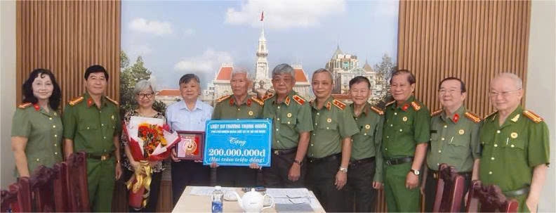 Luật sư Trương Trọng Nghĩa cùng Phu nhân ủng hộ 200 triệu đồng cho Hội Cựu CAND TP.HCM