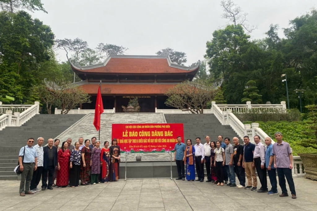 Hà Nội: Chi hội Cựu CAND phường Phú Diễn “Báo công dâng Bác” tại Khu di tích K9 - Đá Chông