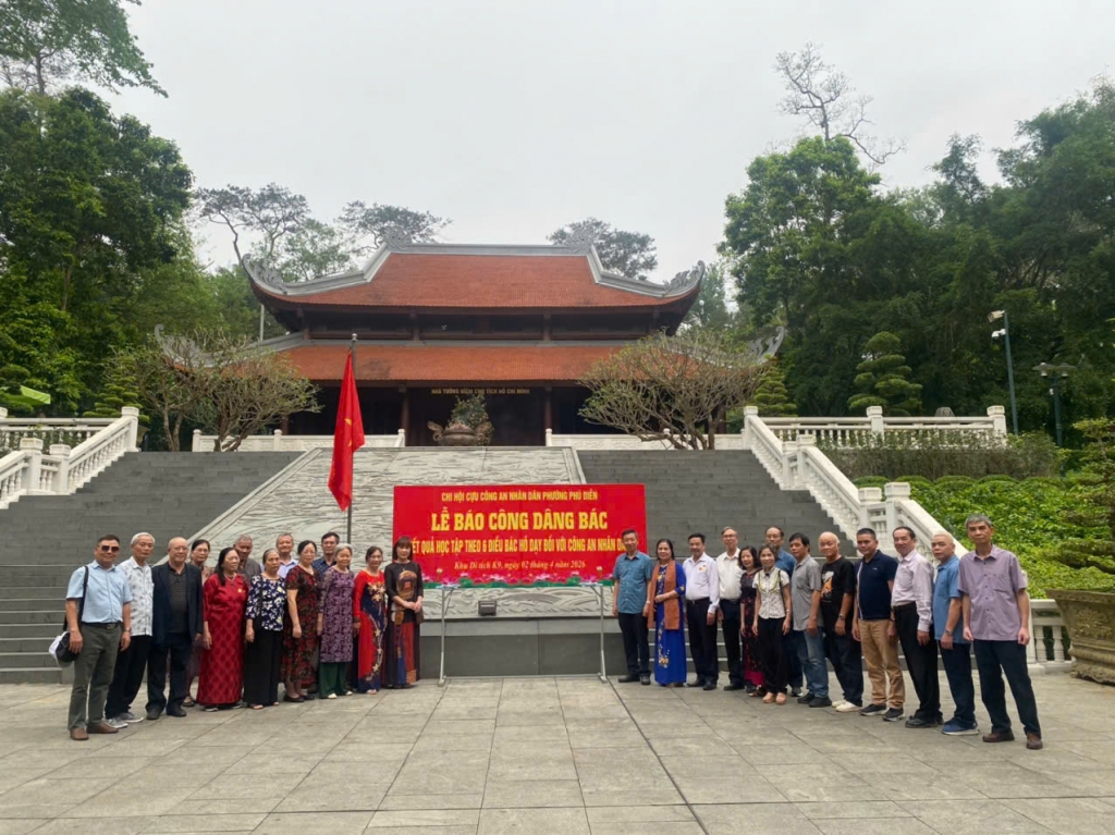 Hà Nội: Chi hội Cựu CAND phường Phú Diễn “Báo công dâng Bác” tại Khu di tích K9 - Đá Chông