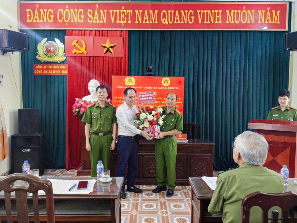 Ninh Bình: Chi hội Cựu CAND xã và Công an xã Minh Tân ký kết Chương trình phối hợp trong công tác bảo đảm an ninh, trật tự