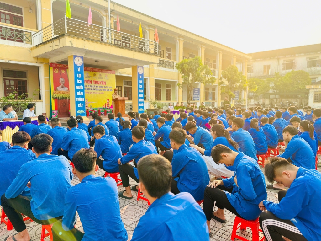 Nghệ An: Tuyên truyền pháp luật và kỹ năng sống cho học sinh trường THPT Nguyễn Cảnh Chân