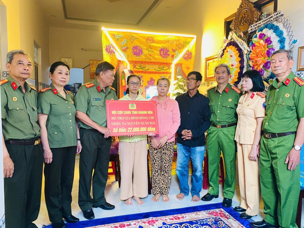 Hội Cựu CAND tỉnh Khánh Hòa trao tiền ủng hộ gia đình Thiếu tá Nguyễn Xuân Hải