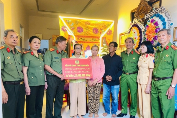Hội Cựu CAND tỉnh Khánh Hòa trao tiền ủng hộ gia đình Thiếu tá Nguyễn Xuân Hải