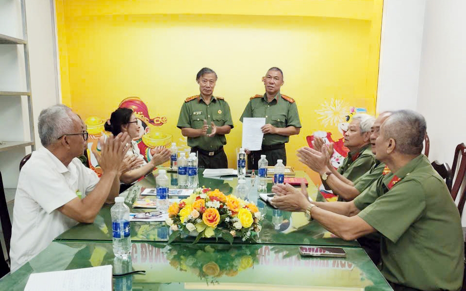 Cần Thơ: Chi hội Cựu CAND phường Hưng Phú sơ kết hoạt động quý I và kết nạp hội viên mới