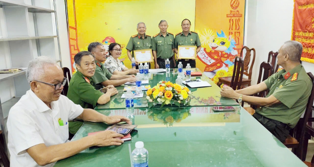 Cần Thơ: Chi hội Cựu CAND phường Hưng Phú sơ kết hoạt động quý I và kết nạp hội viên mới