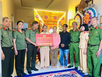 Hội Cựu CAND tỉnh Khánh Hòa trao tiền ủng hộ gia đình Thiếu tá Nguyễn Xuân Hải