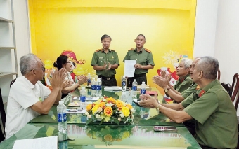 Cần Thơ: Chi hội Cựu CAND phường Hưng Phú sơ kết hoạt động quý I và kết nạp hội viên mới