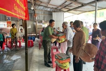 Vĩnh Long: Chi hội Cựu CAND xã Cầu Kè tặng 100 suất quà nhân dịp Tết Chôl-Chnăm-Thmây