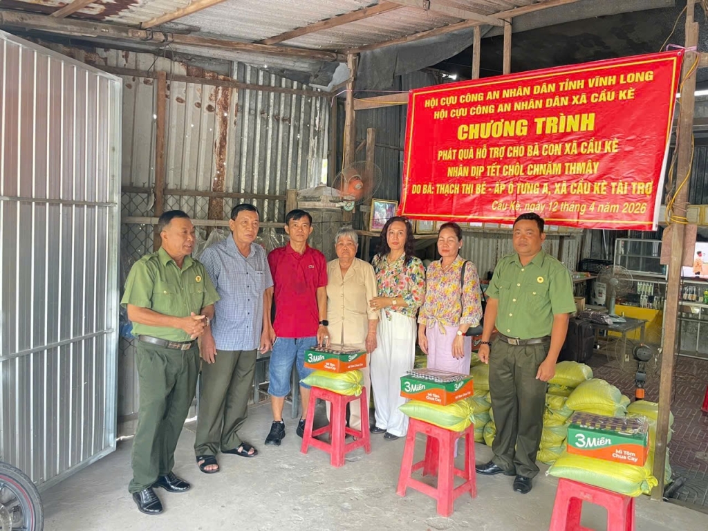 Vĩnh Long: Chi hội Cựu CAND xã Cầu Kè tặng 100 suất quà nhân dịp Tết Chôl-Chnăm-Thmây