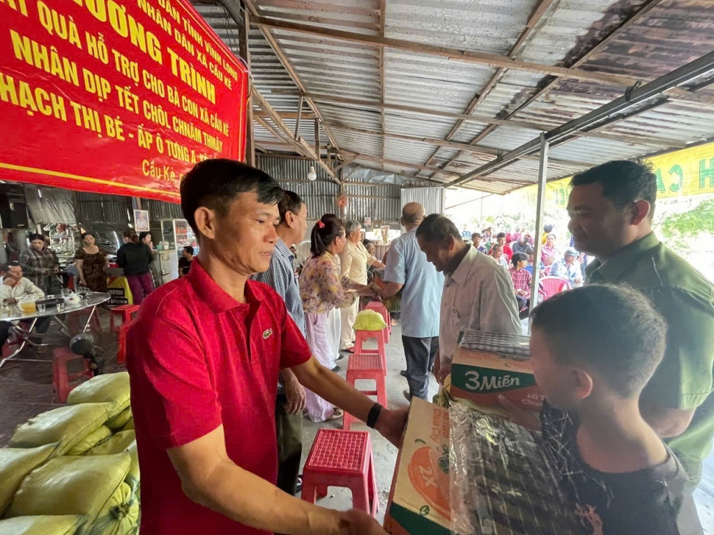 Vĩnh Long: Chi hội Cựu CAND xã Cầu Kè tặng 100 suất quà nhân dịp Tết Chôl-Chnăm-Thmây