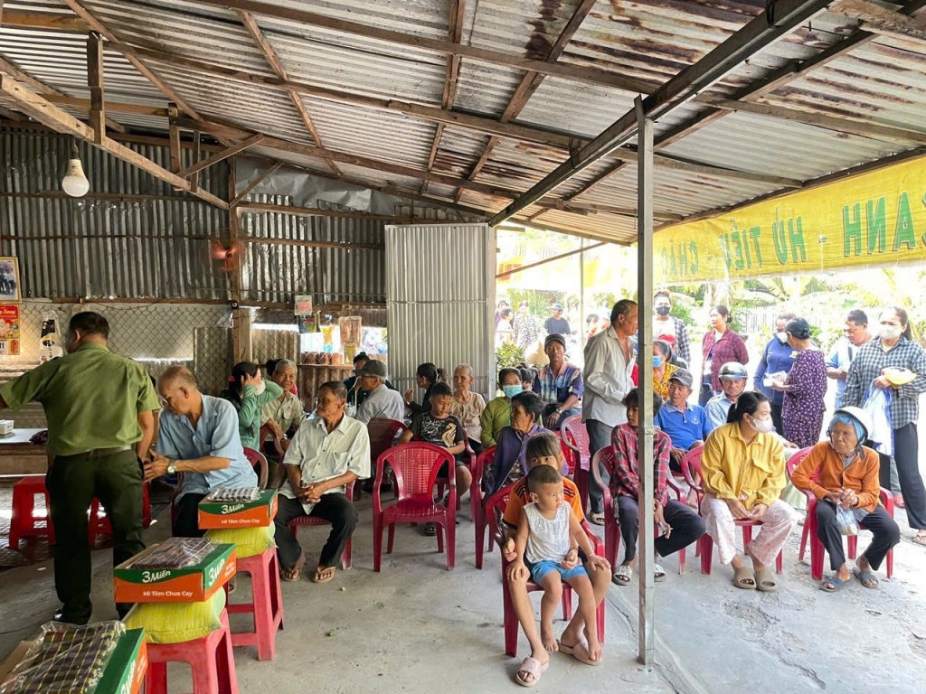 Vĩnh Long: Chi hội Cựu CAND xã Cầu Kè tặng 100 suất quà nhân dịp Tết Chôl-Chnăm-Thmây