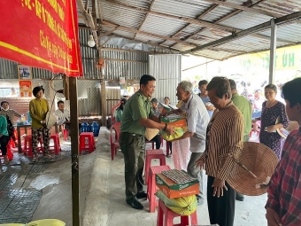 Vĩnh Long: Chi hội Cựu CAND xã Cầu Kè tặng 100 suất quà nhân dịp Tết Chôl-Chnăm-Thmây