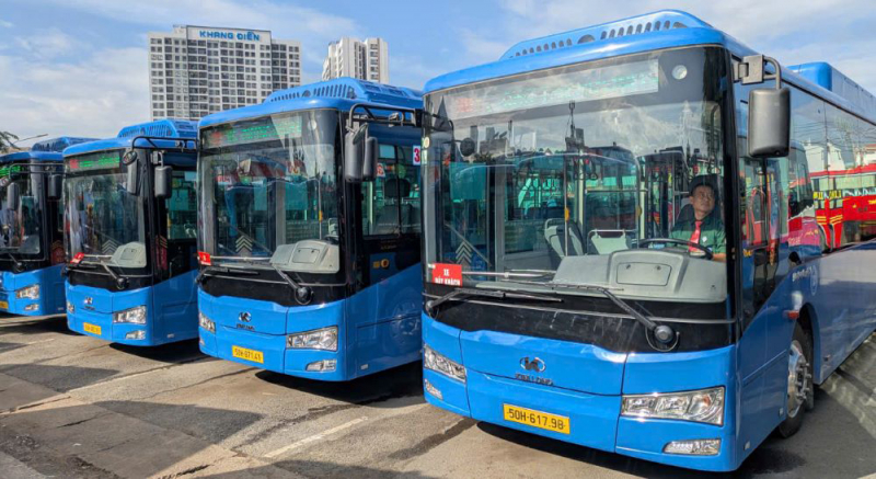 Tạo đột phá từ xe buýt “sạch” và miễn phí đi lại bằng xe buýt  -0