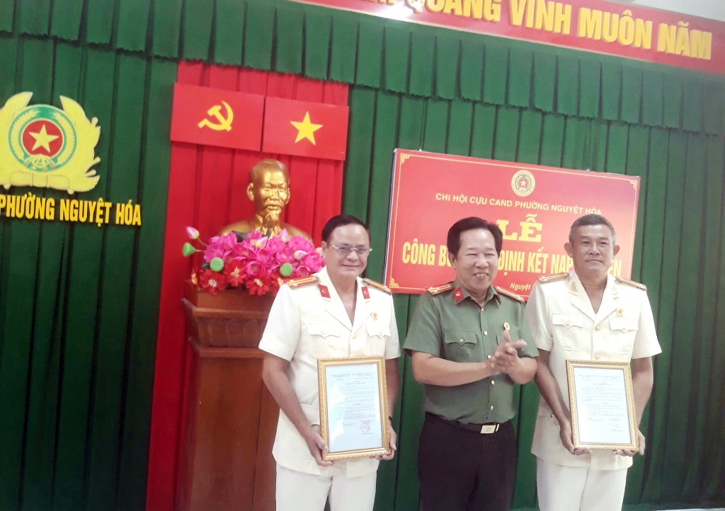 Vĩnh Long: Chi hội Cựu CAND phường Nguyệt Hóa kết nạp hội viên mới