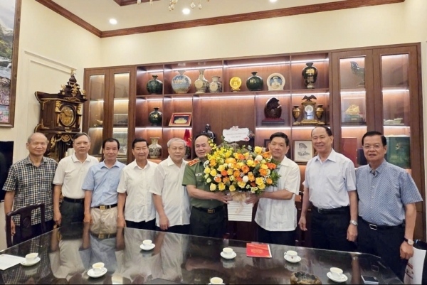 Hội Cựu CAND TP Hà Nội chúc mừng Anh hùng LLVTND Nguyễn Thanh Tùng