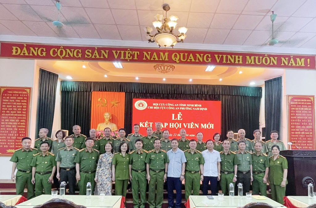 Ninh Bình: Chi hội Cựu CAND phường Nam Định tổ chức kết nạp hội viên mới