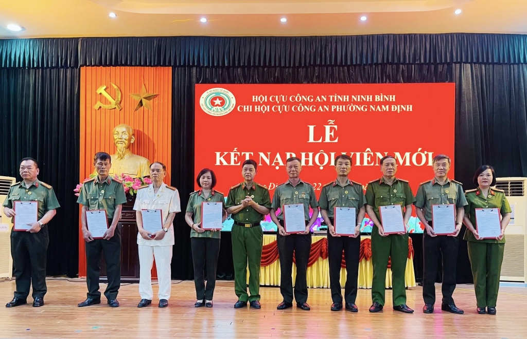 Ninh Bình: Chi hội Cựu CAND phường Nam Định tổ chức kết nạp hội viên mới