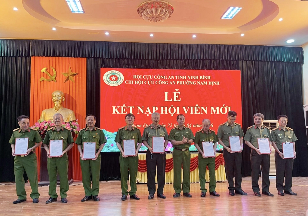 Ninh Bình: Chi hội Cựu CAND phường Nam Định tổ chức kết nạp hội viên mới