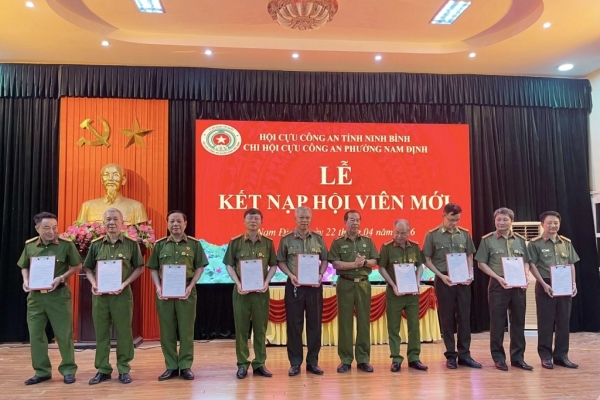Ninh Bình: Chi hội Cựu CAND phường Nam Định tổ chức kết nạp hội viên mới