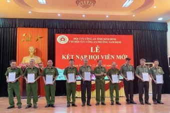Ninh Bình: Chi hội Cựu CAND phường Nam Định tổ chức kết nạp hội viên mới