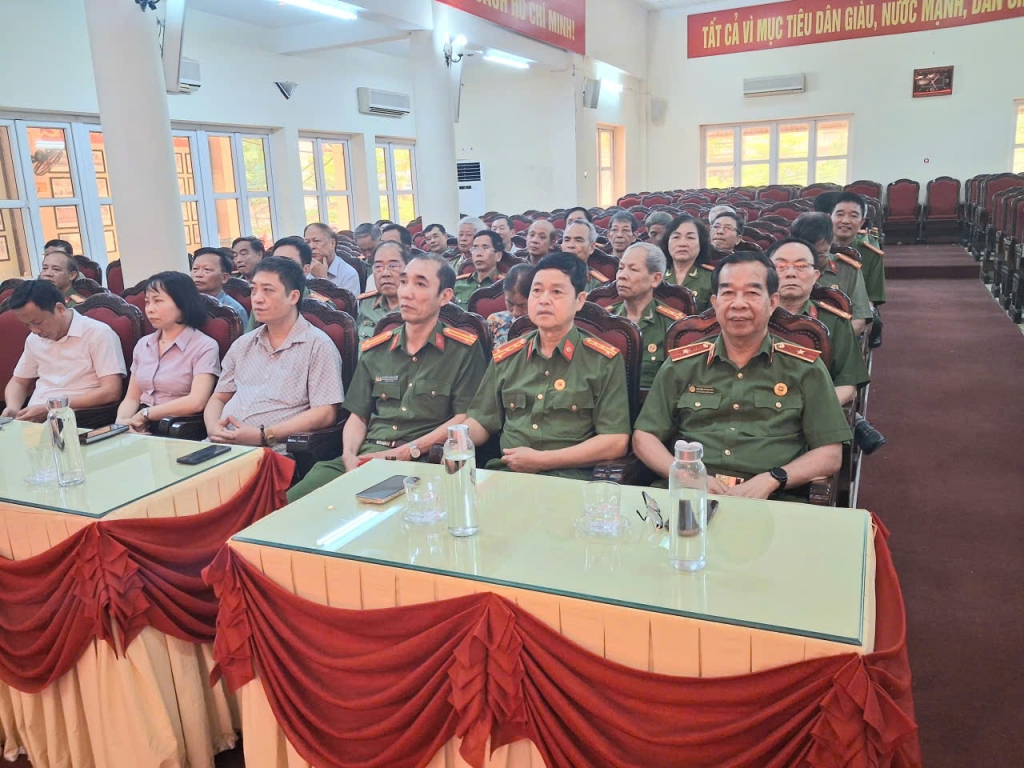 Ninh Bình: Chi hội Cựu CAND phường Nam Định tổ chức kết nạp hội viên mới