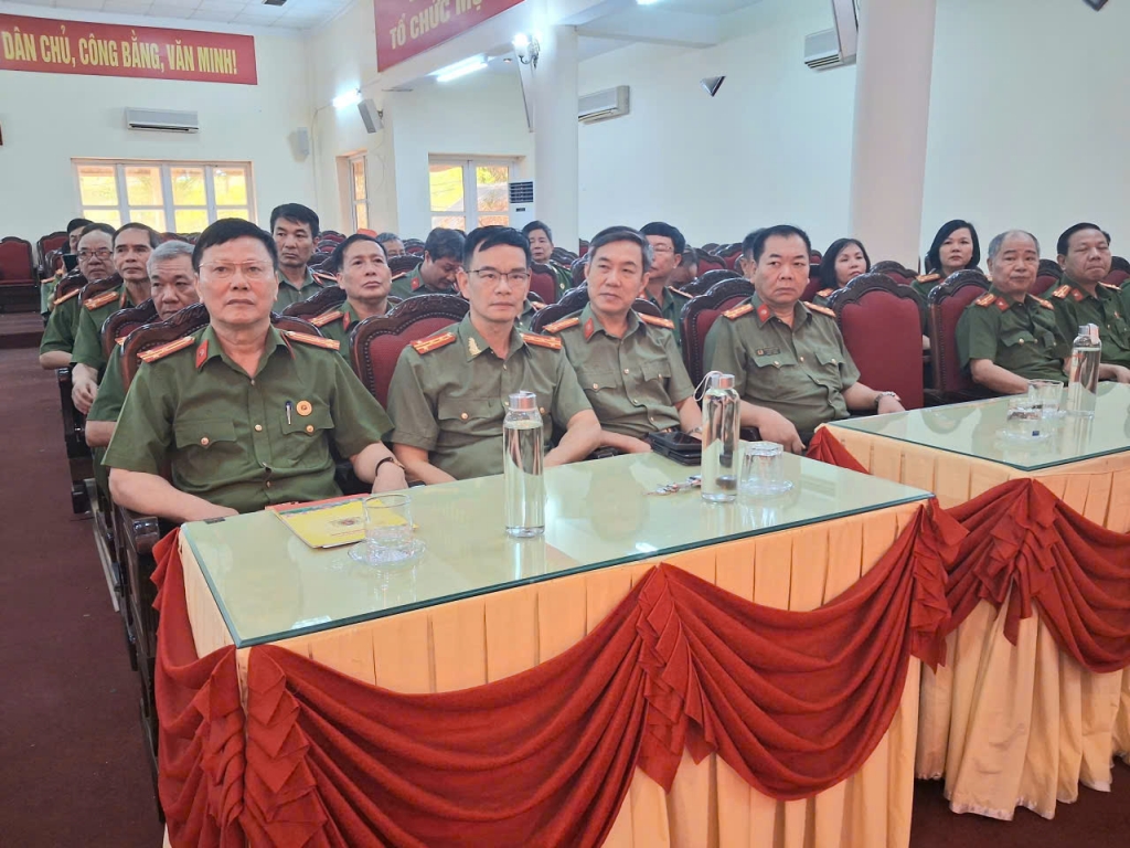 Ninh Bình: Chi hội Cựu CAND phường Nam Định tổ chức kết nạp hội viên mới