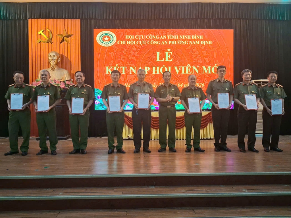 Ninh Bình: Chi hội Cựu CAND phường Nam Định tổ chức kết nạp hội viên mới