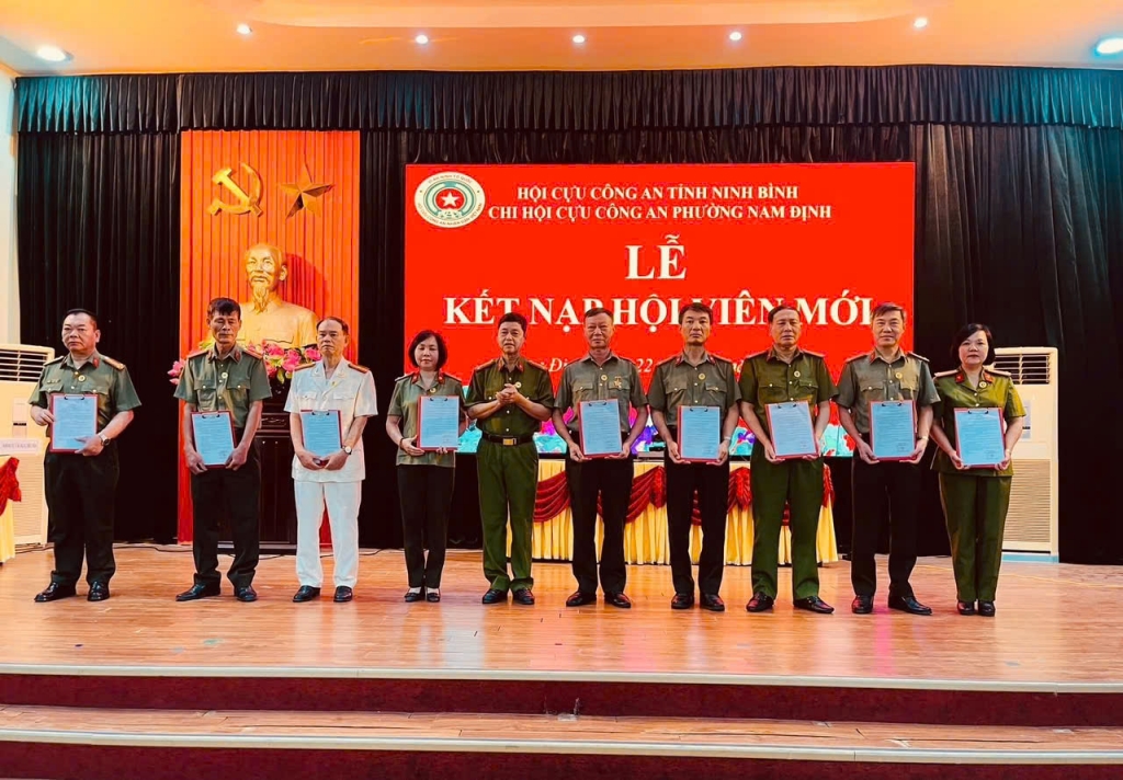 Ninh Bình: Chi hội Cựu CAND phường Nam Định tổ chức kết nạp hội viên mới