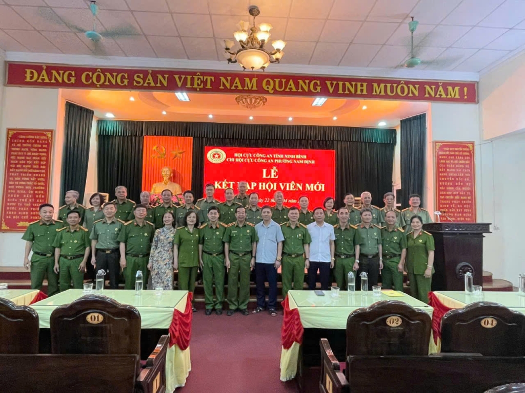 Ninh Bình: Chi hội Cựu CAND phường Nam Định tổ chức kết nạp hội viên mới