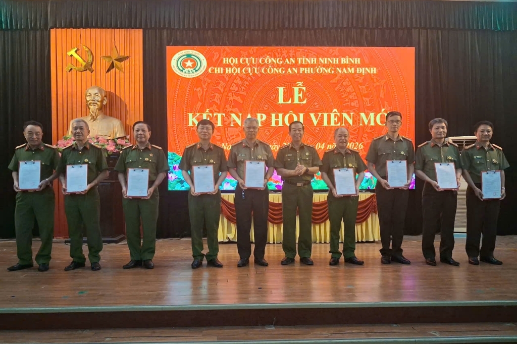 Ninh Bình: Chi hội Cựu CAND phường Nam Định kết nạp hội viên mới