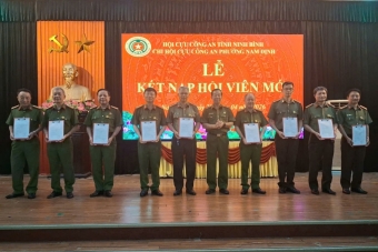 Ninh Bình: Chi hội Cựu CAND phường Nam Định kết nạp hội viên mới
